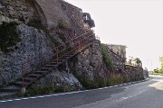 12 Attraversata la strada risalgo la scaletta...